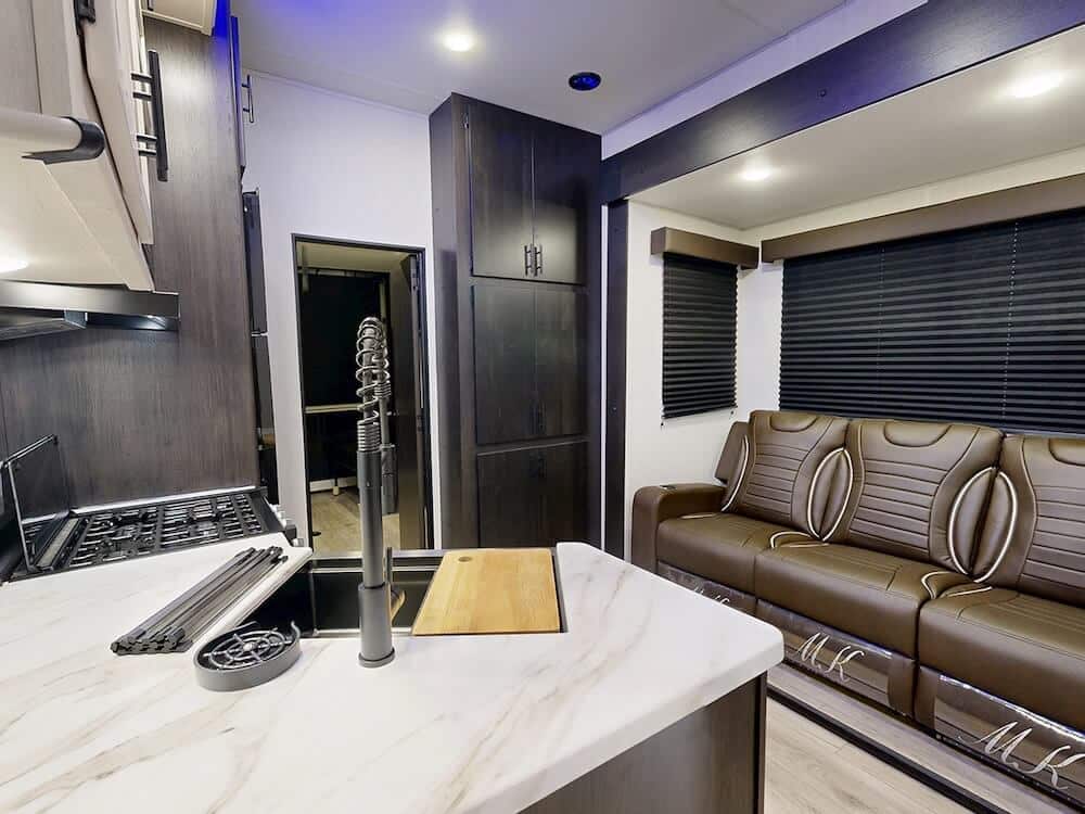 Forest-River-Rogue-323SUT-2025-wideliving pequeño transportador de juguetes de quinta rueda