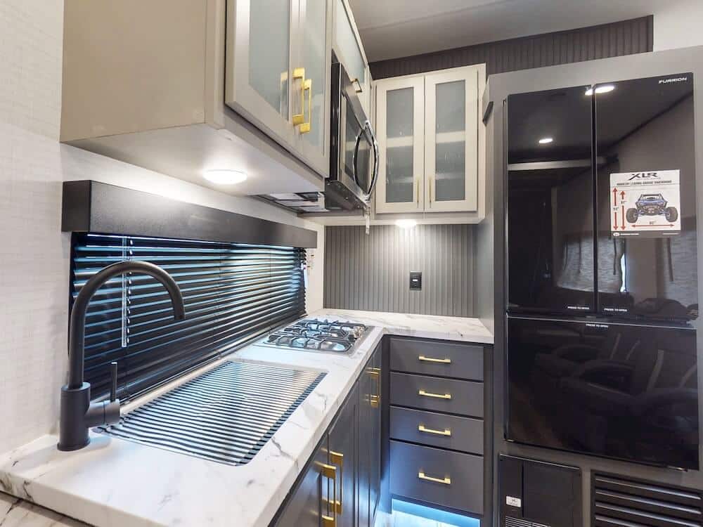 Forest-River-XLR-Boost-286B-2025-cocina