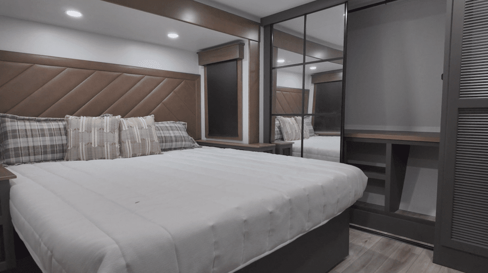 new montana high country 391tb bedroom 1