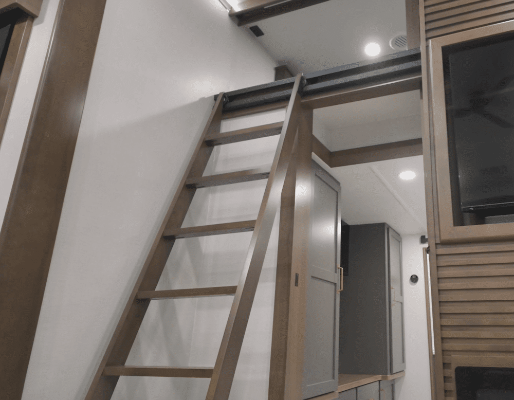 Escalera tipo loft New Montana High Country de 391 TB