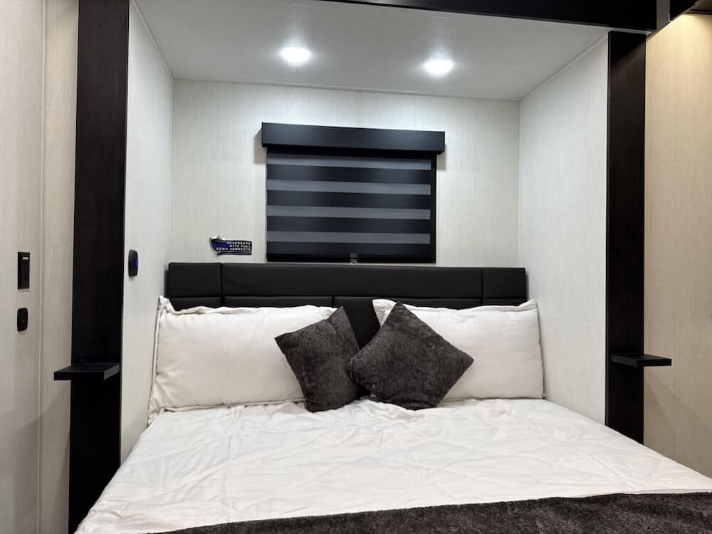 2026_forest_river_rogue_armored_26l14_rv819704_impel-capture_close-up_bedroom