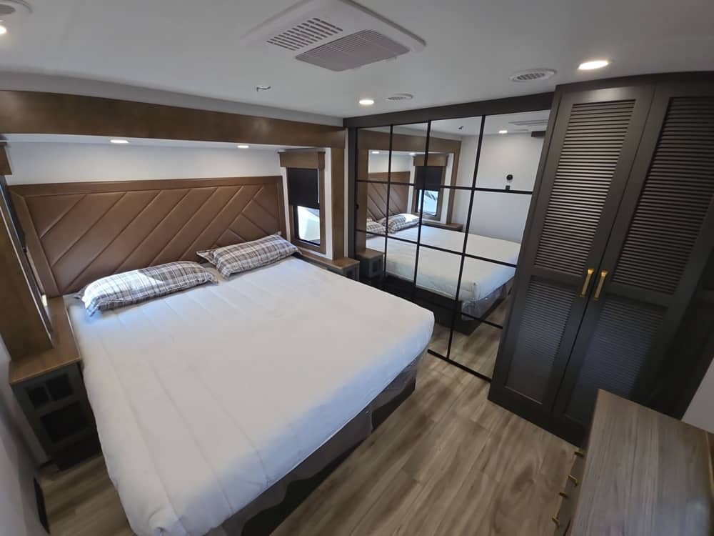 2027_keystone_montana_high_country_300rk_frinv2686536_impel-capture_close-up_bedroom-1