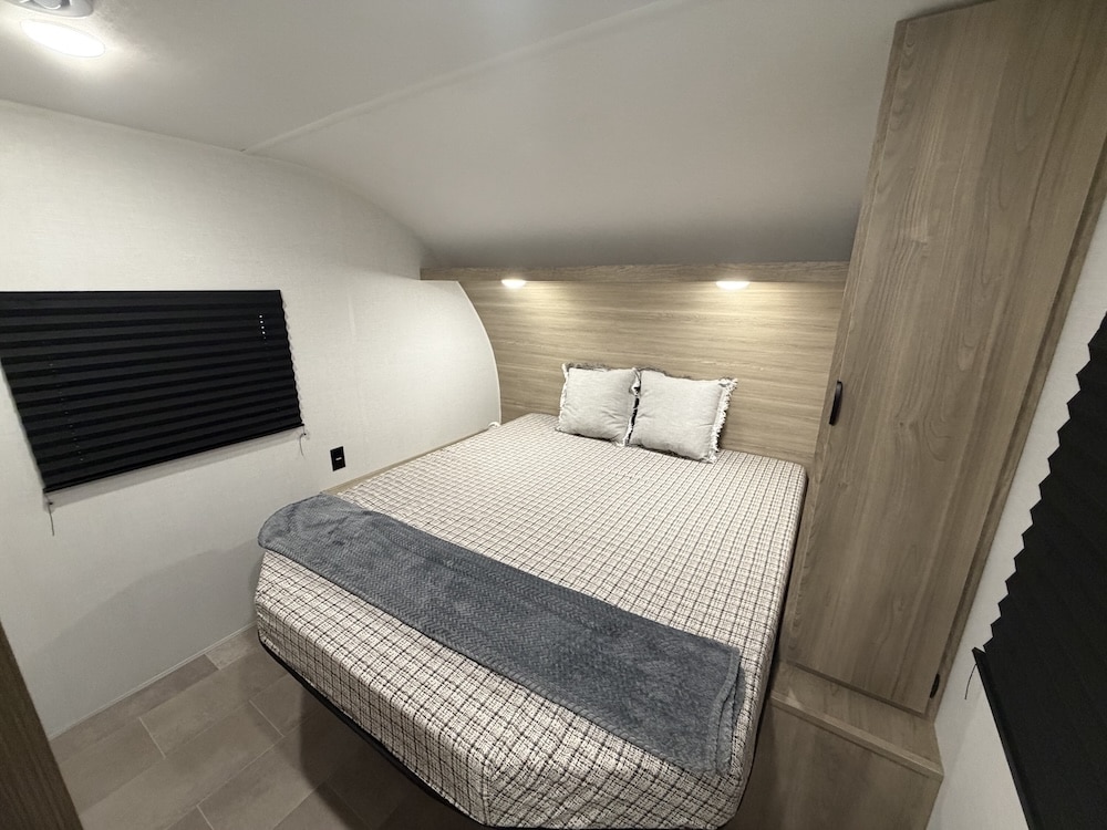 2027 Airelume 232 dormitorio