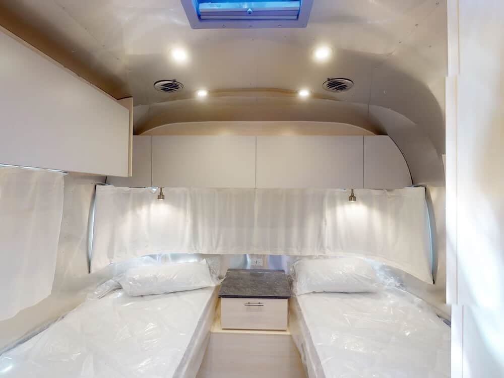 Airstream-Flying-Cloud-25FB-TWIN-2023-bedroom