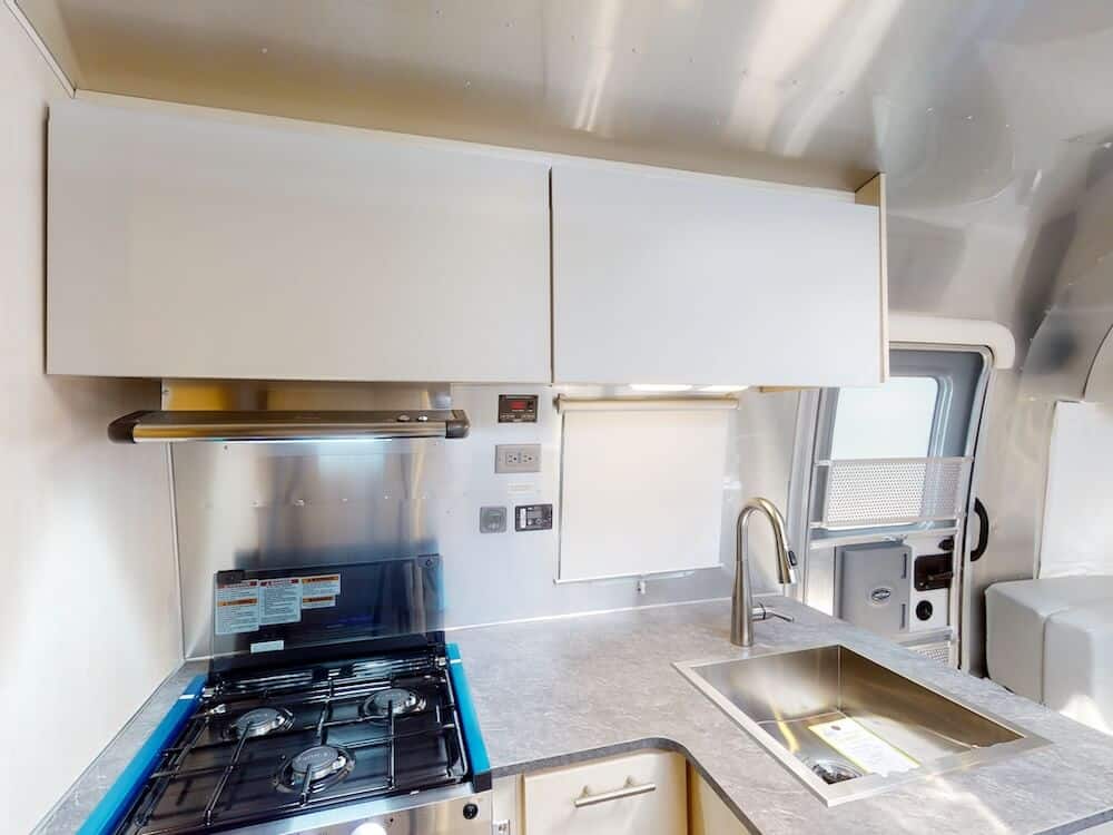 Airstream-Flying-Cloud-25FB-TWIN-2023-kitchen