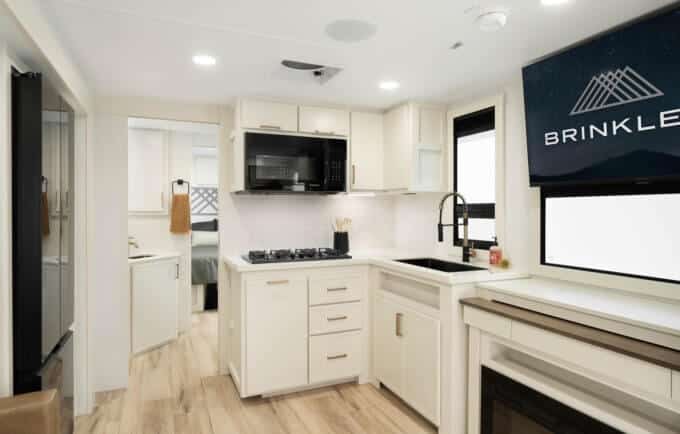 Model-I-294-Travel-Trailers-Kitchen-Main-2026-Brinkley-RV-9517-680x453