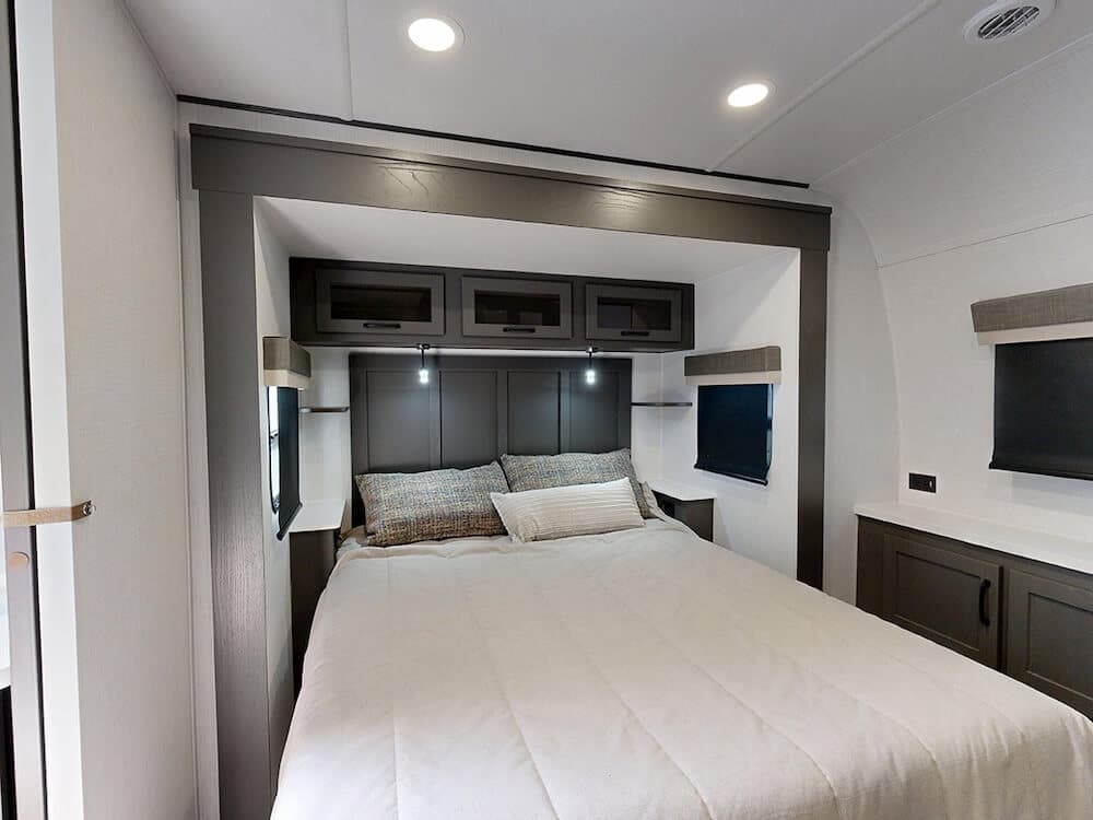 Forest-River-Rockwood-Signature-8336BH-2025-bedroom