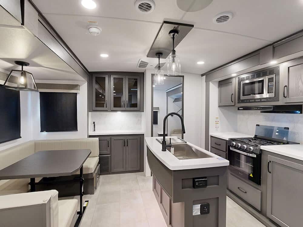 Forest-River-Rockwood-Signature-8336BH-2025-wideliving