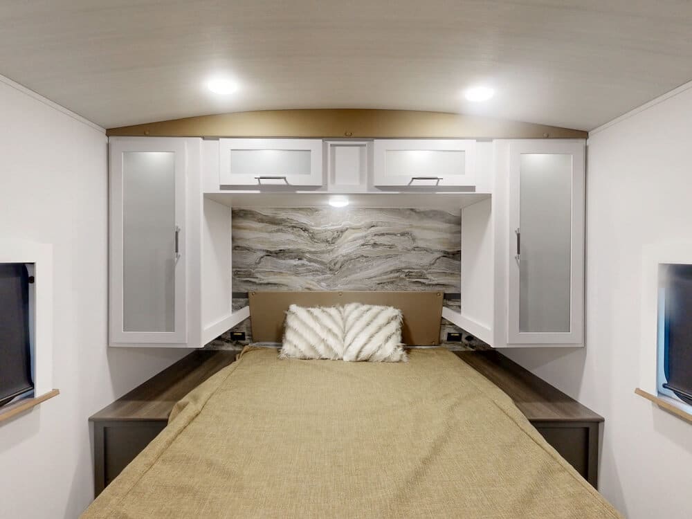 Keystone-Bullet-330BKQ-2025-bedroom
