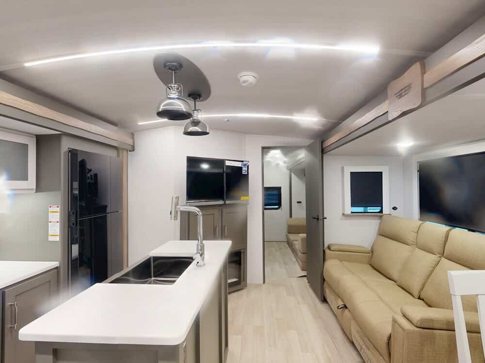 Keystone-Bullet-330BKQ-2025-wideinteriorliving