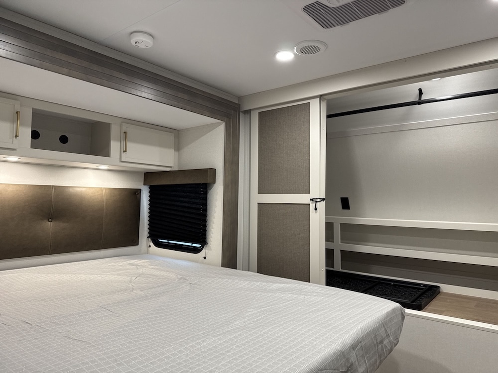 2026_grand_design_transcend_335bht bedroom