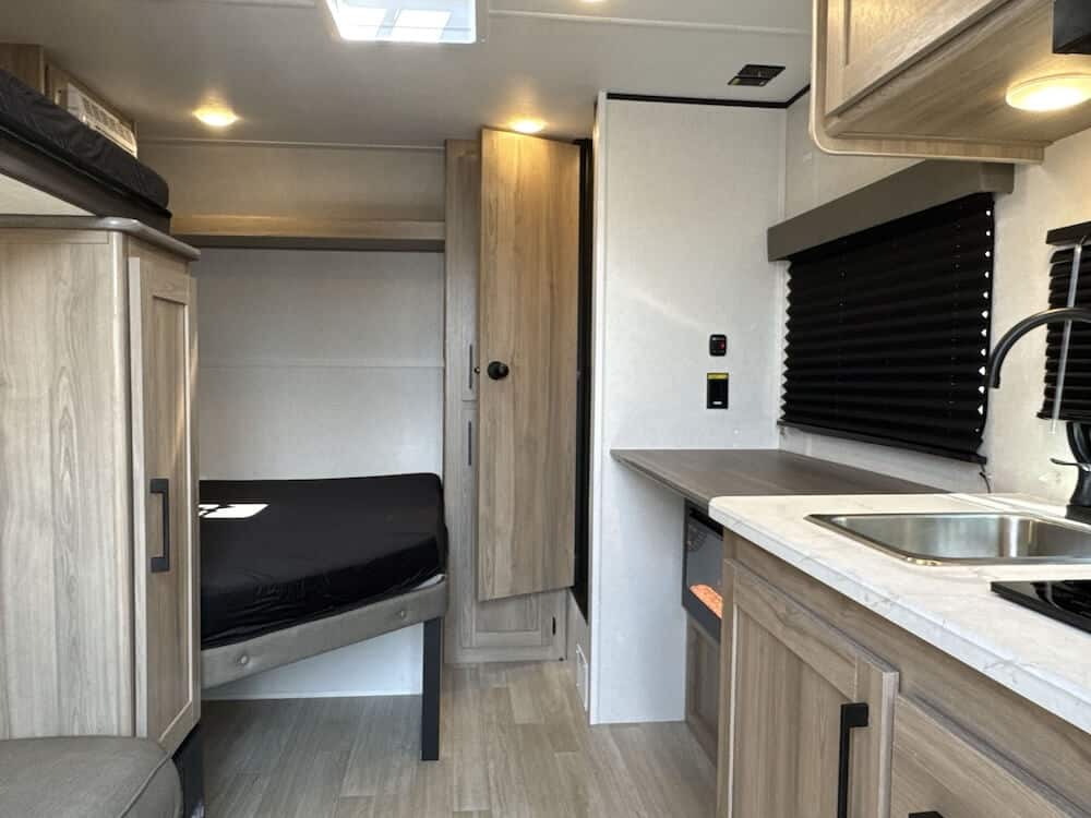 2026_keystone_coleman_13s_rv822740_impel-capture_close-up_wide-interior-living