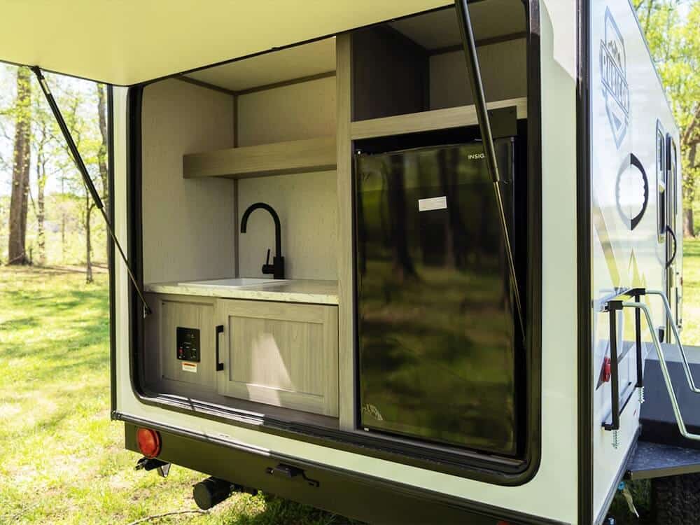 23colemanRubicon1400BHkitchen