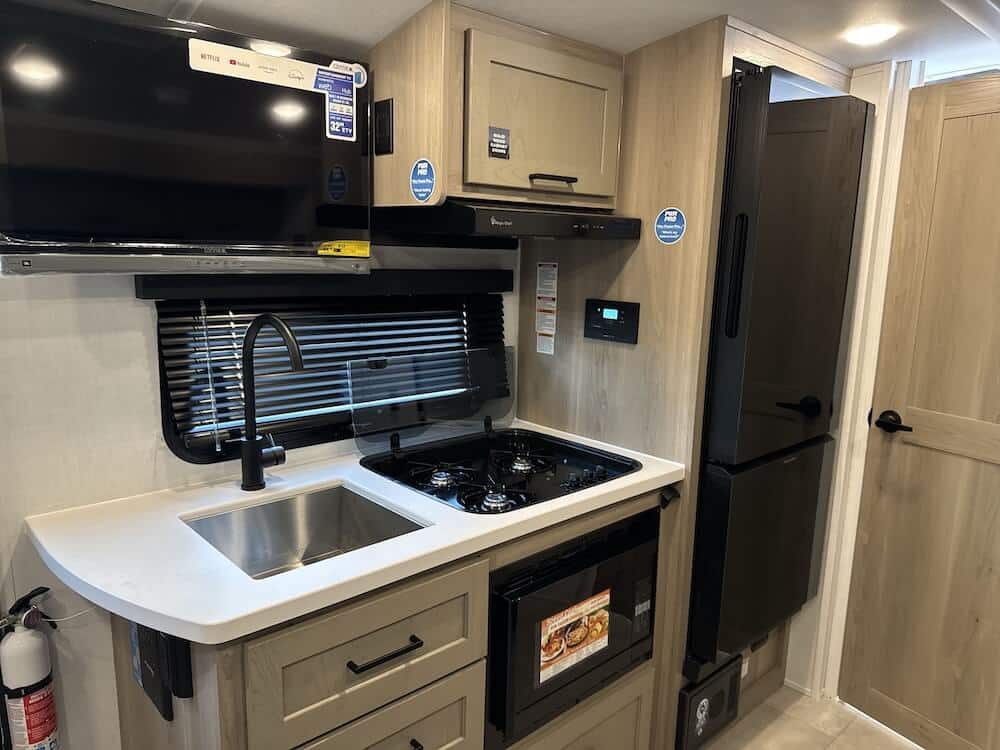 2026_forest_river_flagstaff_e-pro_20fbs_rv820541_impel-capture_close-up_kitchen