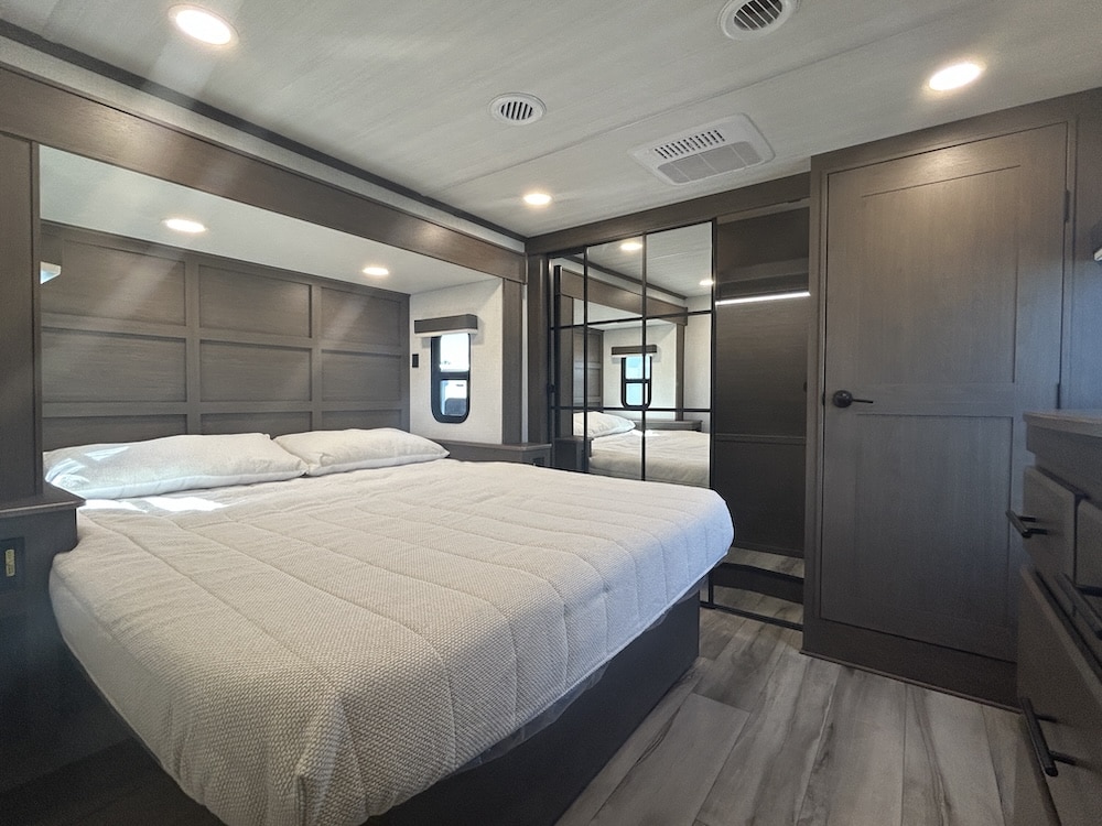 Cougar 295RDS bedroom