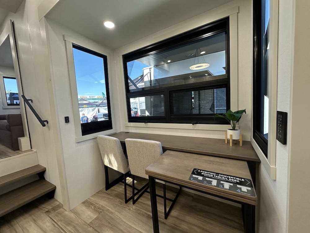 Model R 3710 dinette