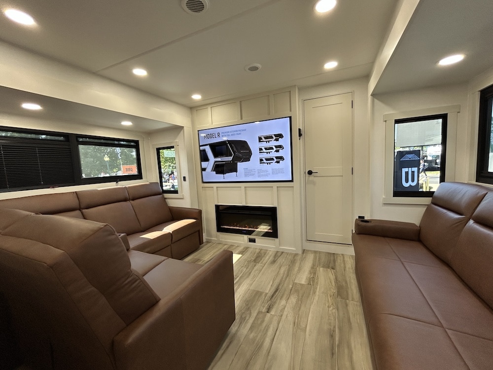 Model R 3710 living area