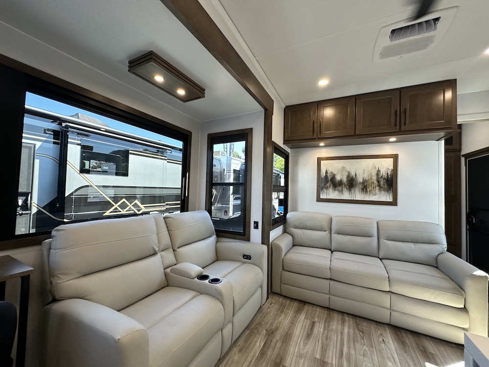 Montana 3600RO living area