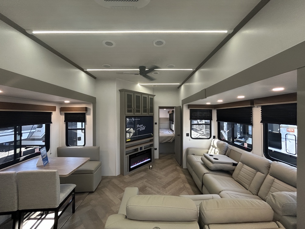 Sprinter 3910RLQ living area