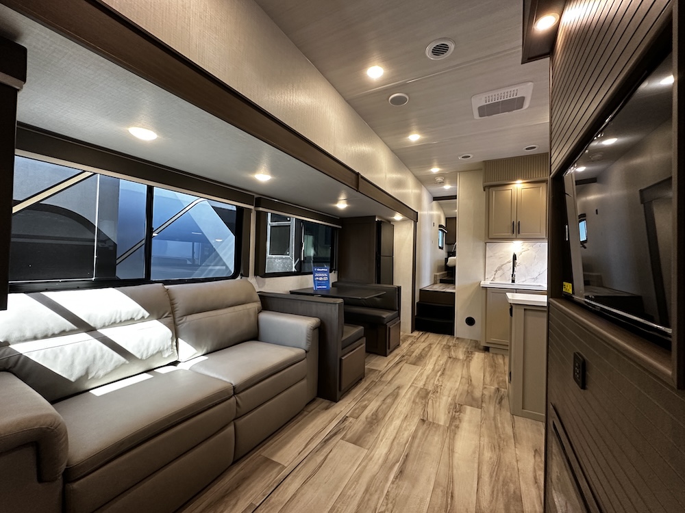 Cougar Sport 3100BH living area