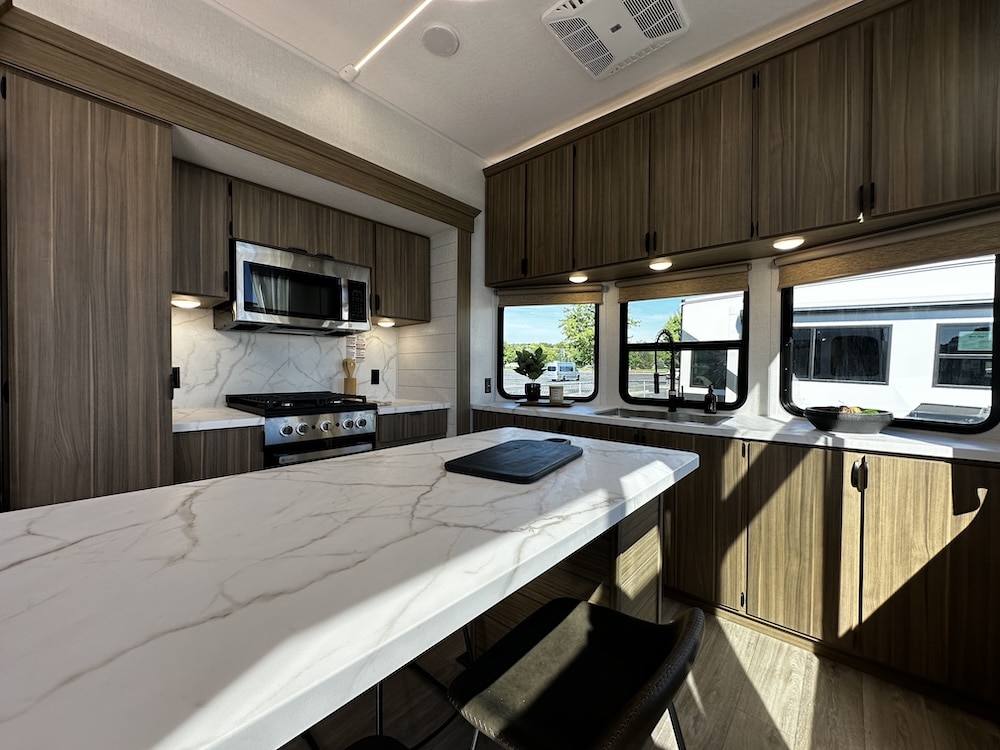 Lodge 40FKP kitchen