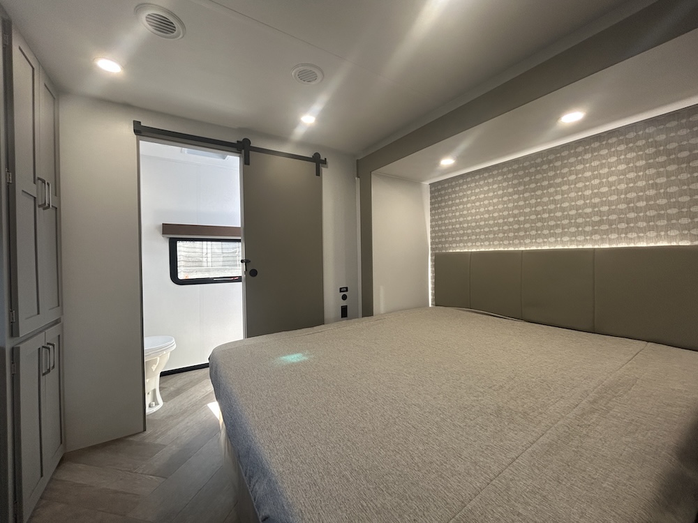 Sprinter 38DKB bedroom 1